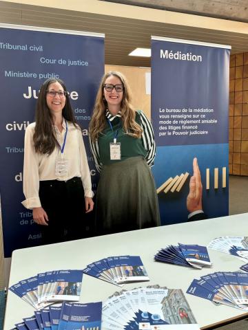 Stand career day avec deux personnes du Pouvoir judiciaire